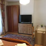 Steinadler Quiet Location Garden, Private Parking Pet Friendly Apartment *