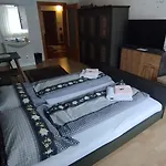 Steinadler Quiet Location Garden, Private Parking Pet Friendly Apartment *