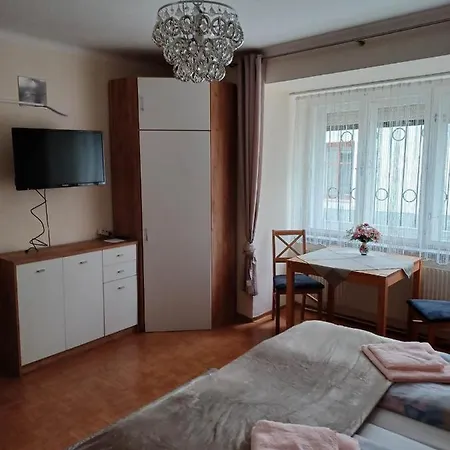 Steinadler Kertes Haz Csendes Helyen Sajat Parkoloval Kutyabarat Murau