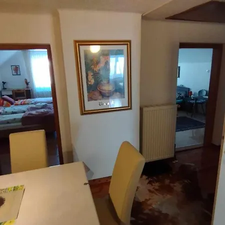 Steinadler Kertes Haz Csendes Helyen Sajat Parkoloval Kutyabarat * Murau