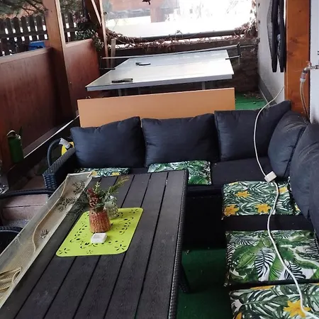 Steinadler Kertes Haz Csendes Helyen Sajat Parkoloval Kutyabarat *