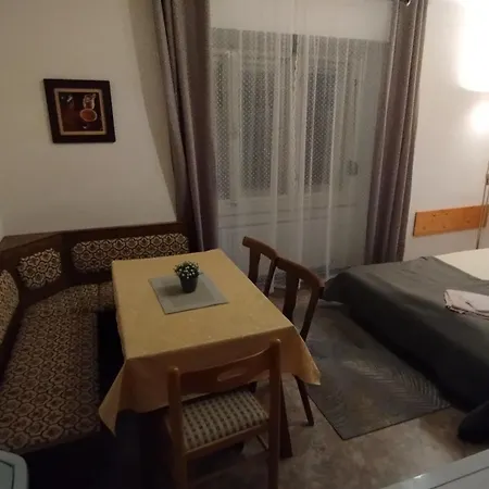 Steinadler Kertes Haz Csendes Helyen Sajat Parkoloval Kutyabarat Murau