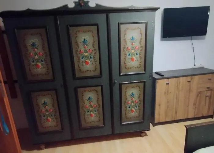 Steinadler Kertes Haz Csendes Helyen Sajat Parkoloval Kutyabarat