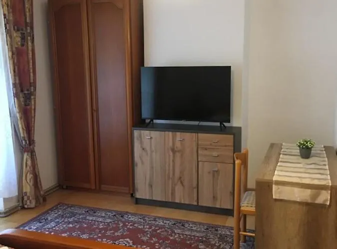 Steinadler Kertes Haz Csendes Helyen Sajat Parkoloval Kutyabarat Lejlighed *