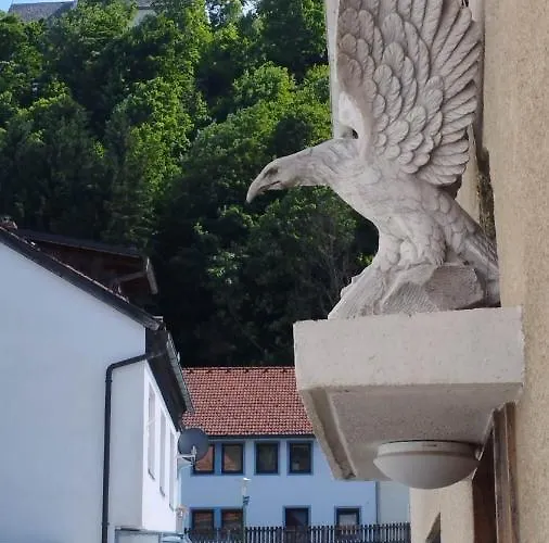 Steinadler Kertes Haz Csendes Helyen Sajat Parkoloval Kutyabarat