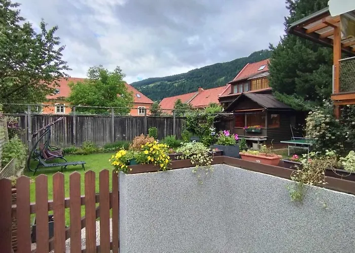 Steinadler Kertes Haz Csendes Helyen Sajat Parkoloval Kutyabarat