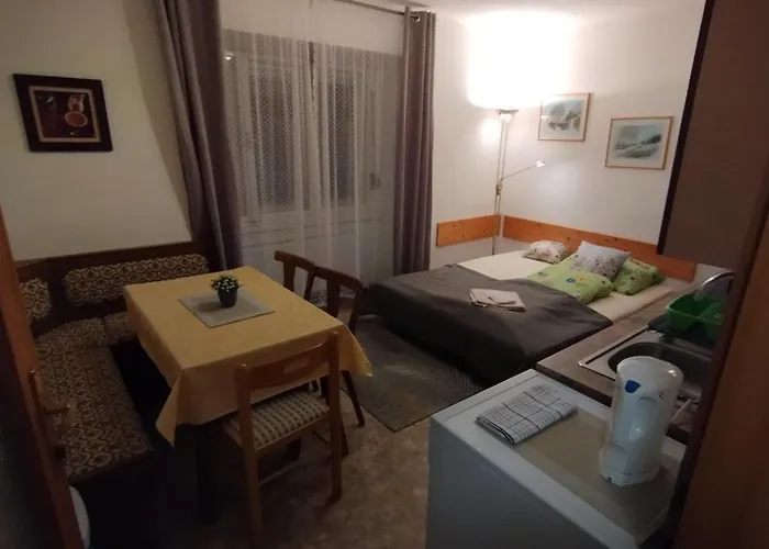 Steinadler Kertes Haz Csendes Helyen Sajat Parkoloval Kutyabarat *