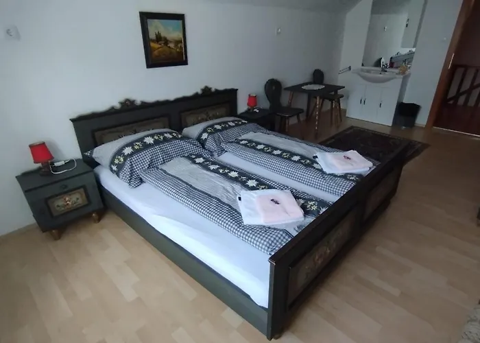 Steinadler Kertes Haz Csendes Helyen Sajat Parkoloval Kutyabarat *